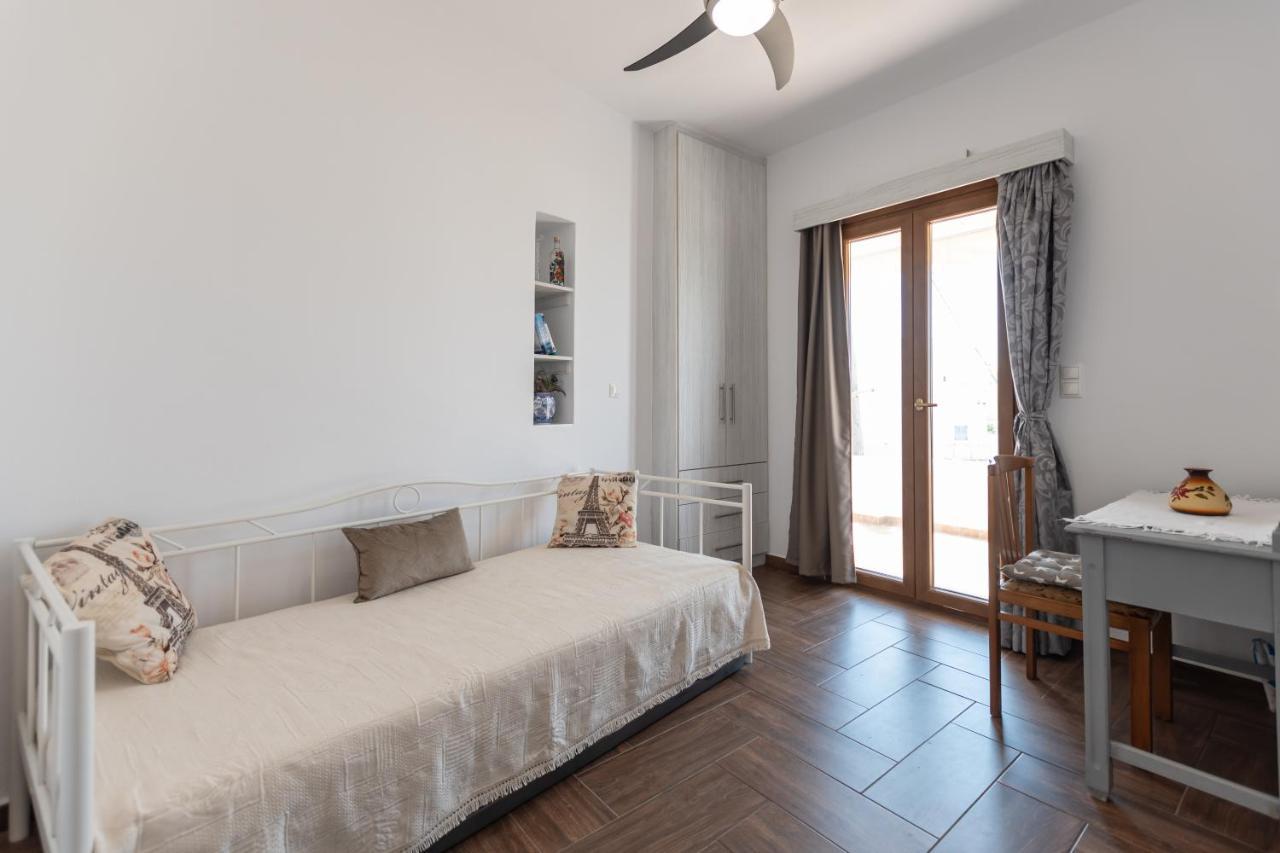Daire Naxian White House In Glinado