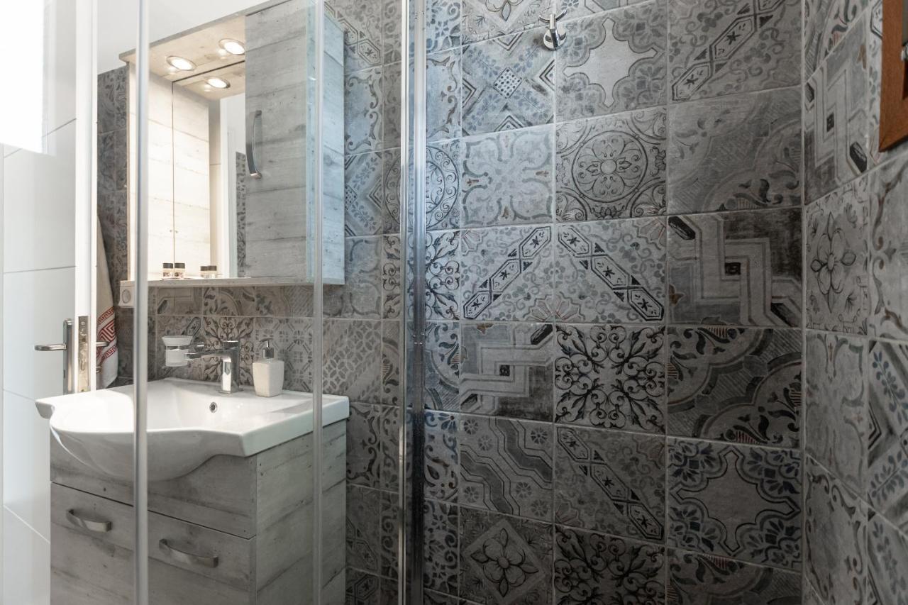 Naxian White House In Glinado Daire *